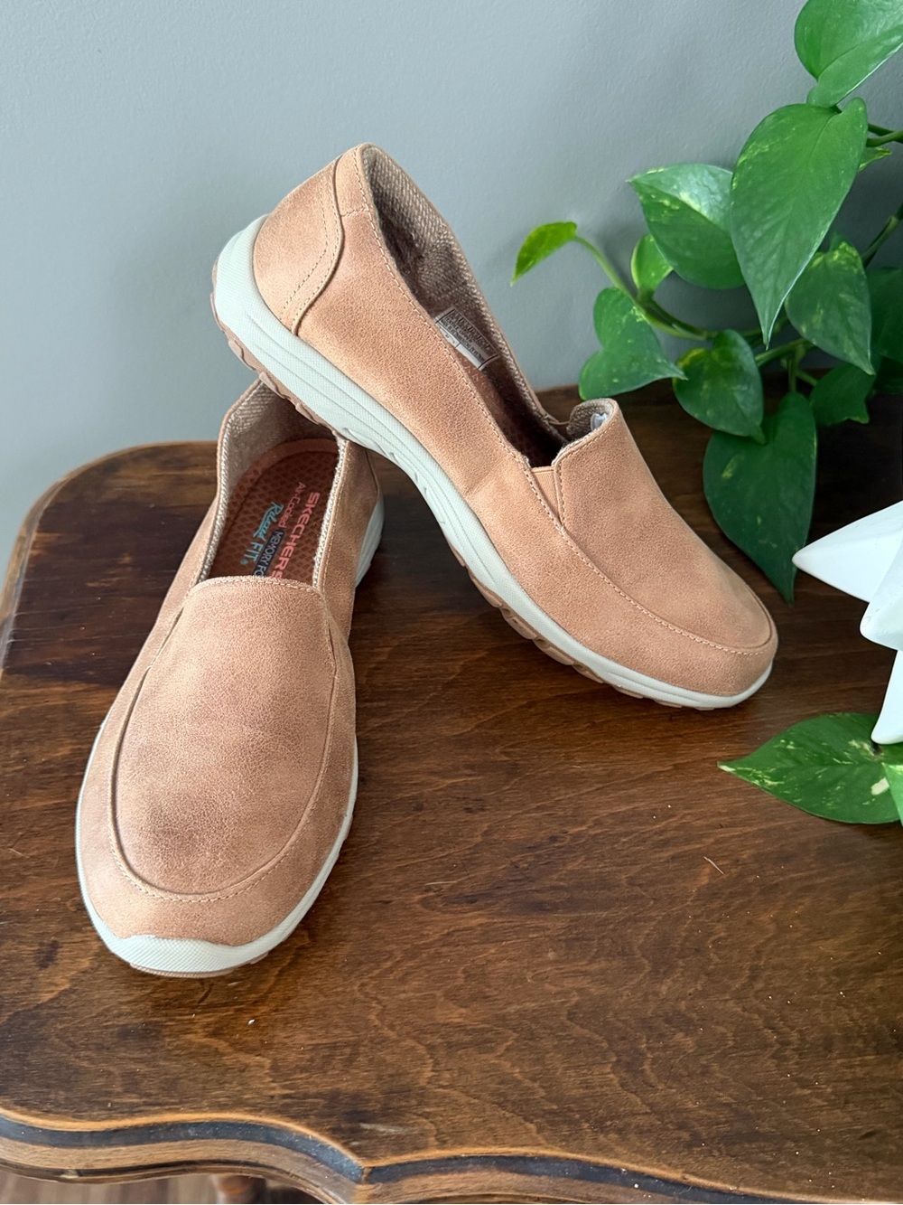 Skechers Women's Raggae Fest 2.0 Slip-On Loafers in Light Brown Suede. Size 8.5
